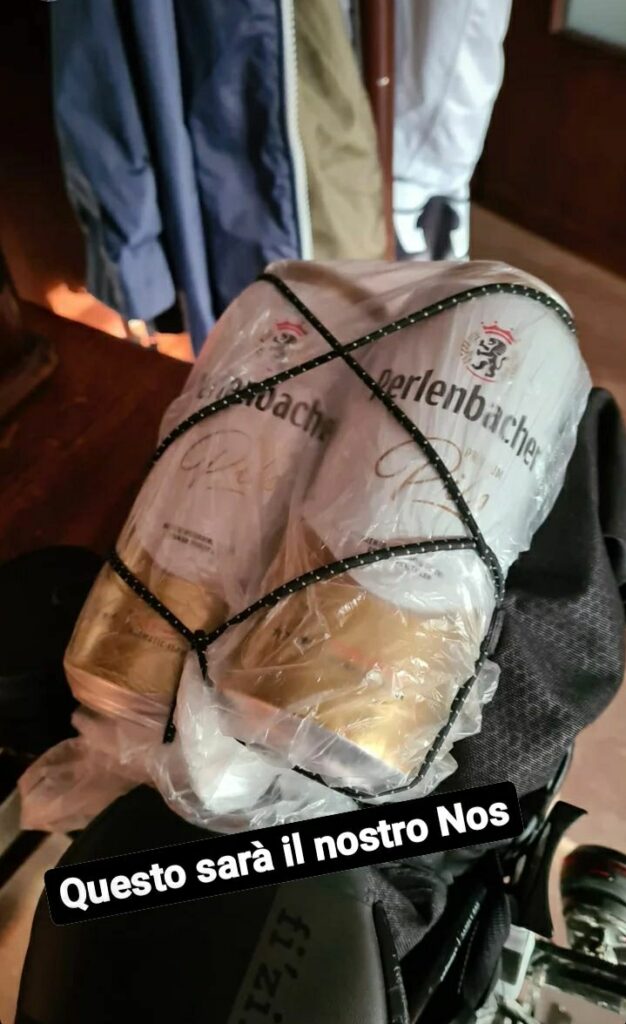organizzare un viaggio in bicicletta Foto che ritrae due lattine di birra sulla borsa sottosella.