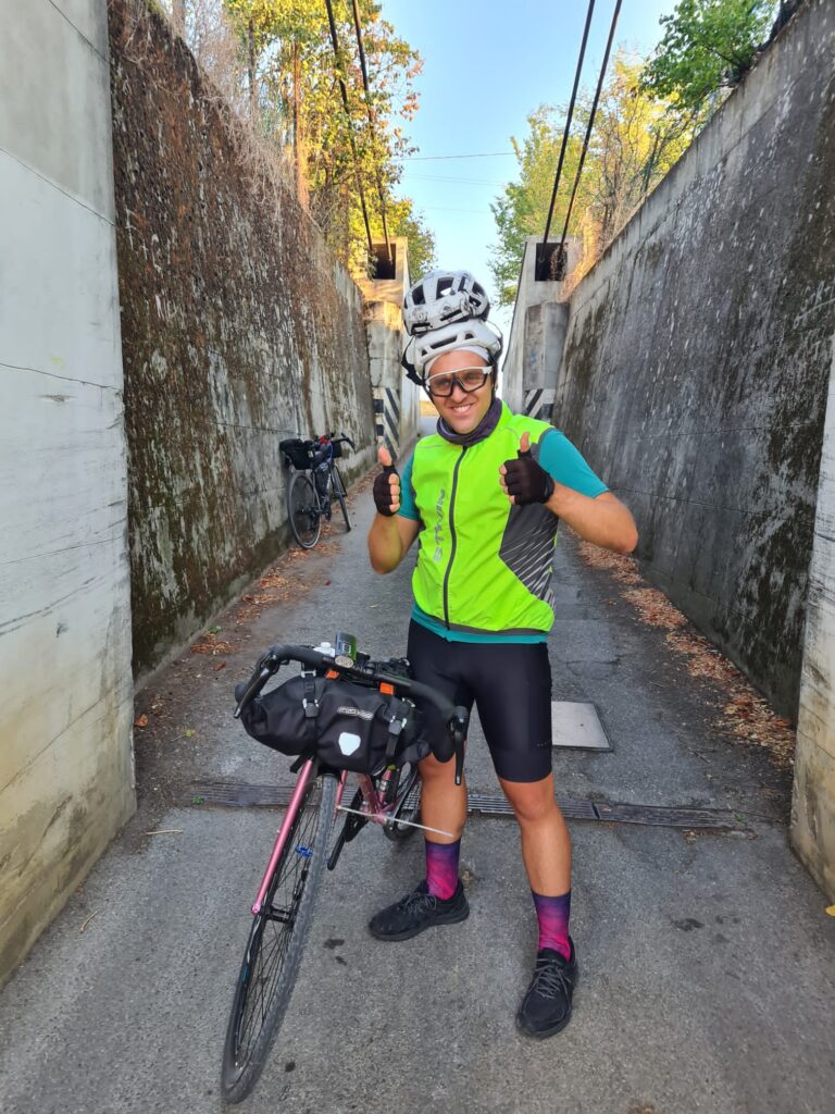 organizzare un viaggio in bicicletta Fotografia che mi ritrae con due caschi da bicicletta in testa.
