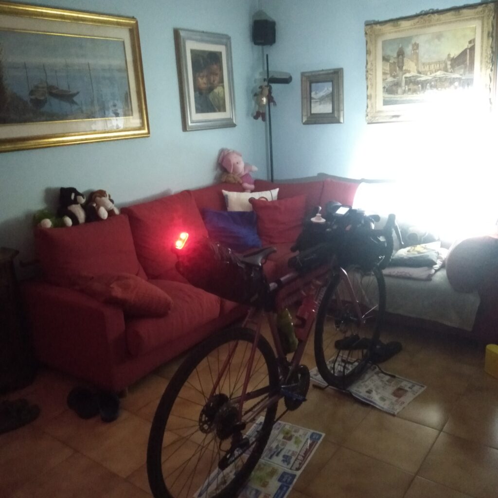 organizzare un viaggio in bicicletta Fotografia che ritrae la mia bici in casa con borse caricate e luci accese