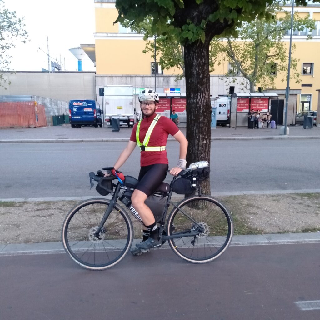 Fotografia che ritrae un mio amico vestito con gilet per la notturna.
