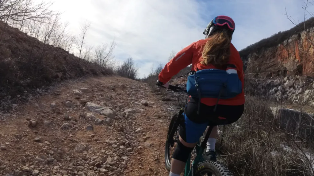 In questo articolo andiamo a vedere come sono fatti il Patagonia Dirt Roamer e il Rockrider Marsupio Idrico AM.