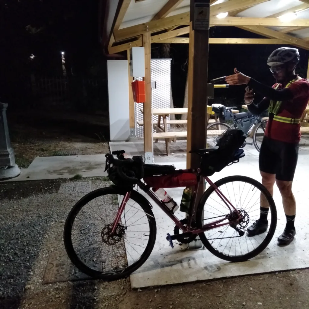 foto di una delle stazioni di sosta che si possono incontrare lungo la ciclabile