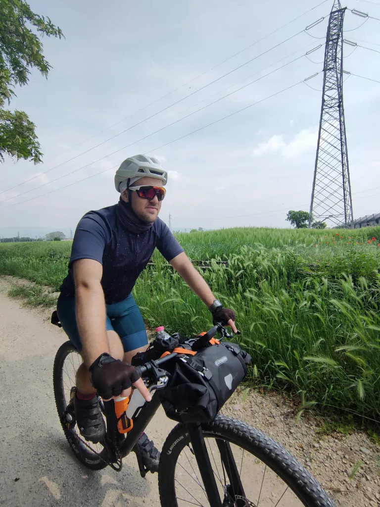 io sulla bicicletta allestita da bikepacking bikepacking: pro e contro