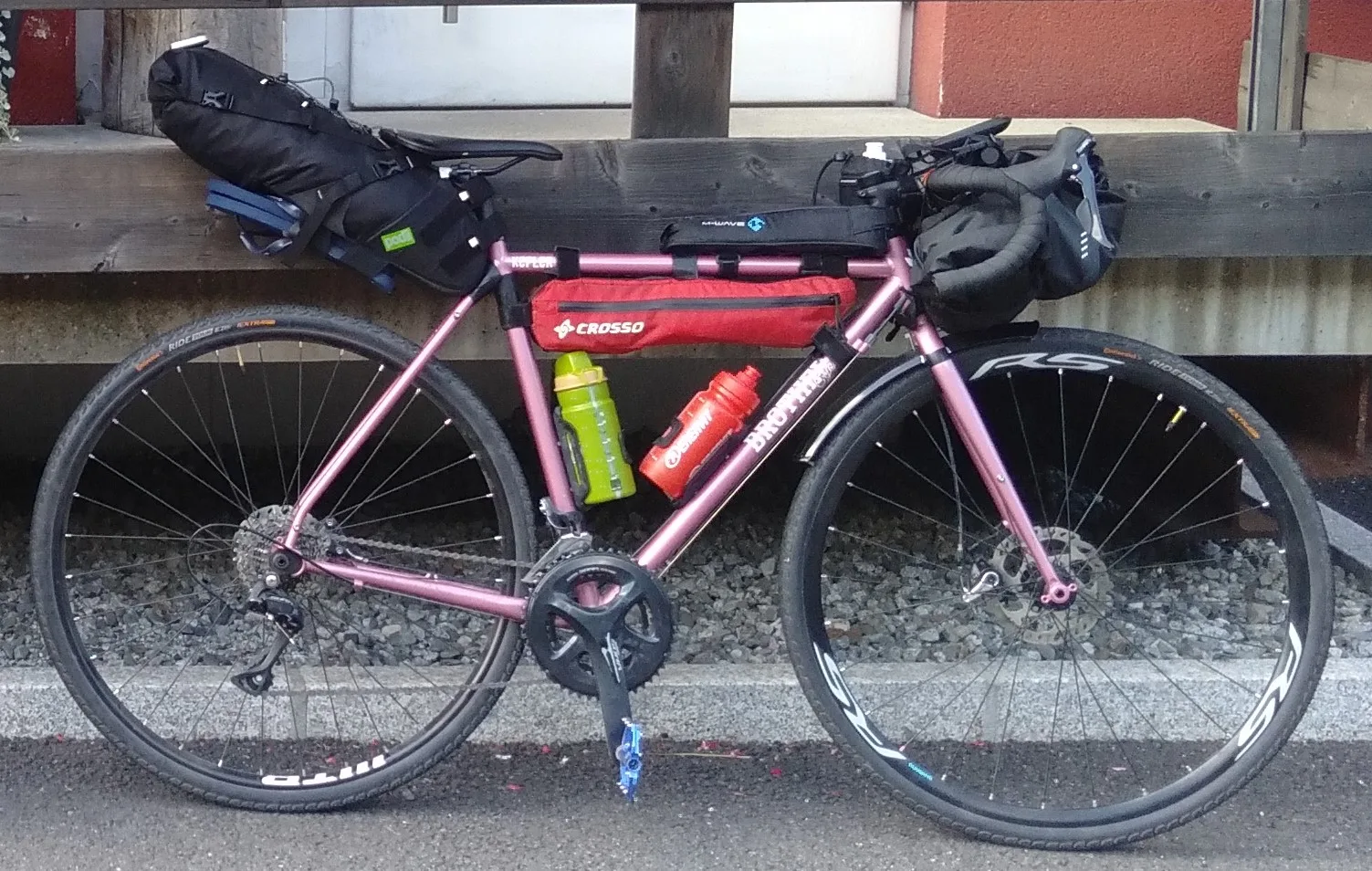 bicicletta da viaggio allestita con borse da bikepacking bikepacking: pro e contro