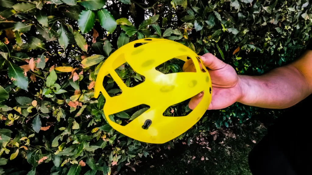 DIVERSE TIPOLOGIE DI MIPS Il marchio MIPS attualmente mette a disposizione diverse tipologie del loro sistema di sicurezza: - MIPS ESSENTIAL CORE: si tratta della soluzione più "economica" composta dallo strato a basso coefficiente di attrito e dai lacci di fissaggio elastici. - MIPS EVOLVE CORE: E' attualmente la soluzione più diffusa che presenta un design simile al Essential Core ma con ventilazione ed ergonomia migliorate. - MIPS AIR NODE: è il più leggero dei sistemi attualmente in produzione ed è stato sviluppato per offrire le caratteristiche di MIPS senza avere aggravi di peso considerevoli. E' la soluzione più diffusa sui caschi da bici da corsa. - MIPS INTEGRA: Si tratta di una "famiglia di prodotti" progettati per essere completamente integrati all'interno del casco o all'interno della calotta (Integra, Integra Split e Integra Fuse) o dell'imbottitura (Integra TX). Queste soluzioni sono quelle più difficili da trovare sul mercato ma che offrono anche la migliore ergonomia poiché permettono al produttore di lavorare con maggior libertà sulle imbottiture del casco. MIPS TI PUÒ SALVARE LA VITA, LO DICE LA SCIENZA Esistono diversi studi che hanno dimostrato che MIPS può essere efficace nel ridurre le lesioni cerebrali causate da impatti rotazionali. In particolare, questa ricerca (qui trovate il link alla pubblicazione su PubMed) che ha preso a campione 1658 ciclisti coinvolti in incidenti stradali ha evidenziato come il rischio di subire lesioni cerebrali fosse inferiore del 40% rispetto a chi indossava un casco non dotato di MIPS. Un altro studio (qui il link alla pubblicazione su PubMed), incentrato invece sugli incidenti che avvengono sulle piste da sci, ha evidenziato come il rischio di danni da traumi cerebrali di tipo rotazionale venga ridotto del 35% e il sistema non aumenti il rischio per altre tipologie di traumi. Queste ricerche sono solo degli esempi e un'altra prova importante della qualità e dell'efficacia di MIPS risiede anche nella scelta da parte di centinaia di marchi di applicare questa tecnologia a molti dei loro caschi in tantissime discipline e in moltissimi DPI (Dispositivi di Protezione Individuale) utilizzati in ambienti di lavoro pericolosi. QUALI SONO GLI SVANTAGGI DI MIPS? I caschi dotati di tecnologia MIPS hanno davvero pochi svantaggi, legati principalmente a una potenziale minore traspirazione del casco e a un aggravio di peso di pochi grammi. Per quanto riguarda il costo invece, un casco MIPS può costare fino a 100 euro in più rispetto a un casco normale ma niente paura! Infatti attualmente il mercato offre una vasta scelta di marchi e modelli che adottano questa tecnologia che quindi può essere acquistata a cifre intorno ai 100 euro come nel caso del Bontrager Quantum Mips. MIPS: LA TECNOLOGIA CHE TI PUO’ SALVARE LA VITA bontrager quantum mips UN ESEMPIO DI TECNOLOGIA ALTERNATIVA A MIPS: LEATT TURBINE 360° La tecnologia Turbine 360° sviluppata dal marchio sudafricano si basa sullo stesso principio di proteggere la testa dai danni causati dalla rotazione. Per ottenere ciò, la tecnologia Turbine si affida a dei particolari cuscinetti (dette “turbine”) realizzate in Armourgel. Questo polimero non-newtoniano ha la tendenza ad ammorbidirsi all’impatto assorbendo così parte dell’energia cinetica. Allo stesso tempo essendo morbido permette sia la rotazione che lo spostamento controllato della testa all’interno del casco. Poiché vari studi scientifici hanno dimostrato un'efficacia paragonabile a MIPS, anche Turbine 360° è a tutti gli effetti un'alternativa altrettanto valida. Inoltre essendo il sistema costituito da semplici punti di contatto risulta leggermente più traspirante rispetto a MIPS con un peso del tutto analogo. L’unico vero svantaggio del sistema Turbine 360° di Leatt rispetto a MIPS è solamente legato al fatto che trattandosi di un sistema proprietario, attualmente è disponibile solo sui modelli prodotti dal marchio sudafricano e quindi non condivisibile su altri.