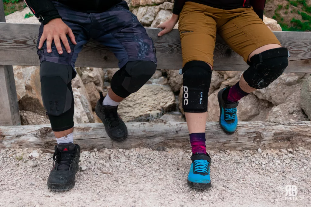 mountain biker che indossano delle ginocchiere