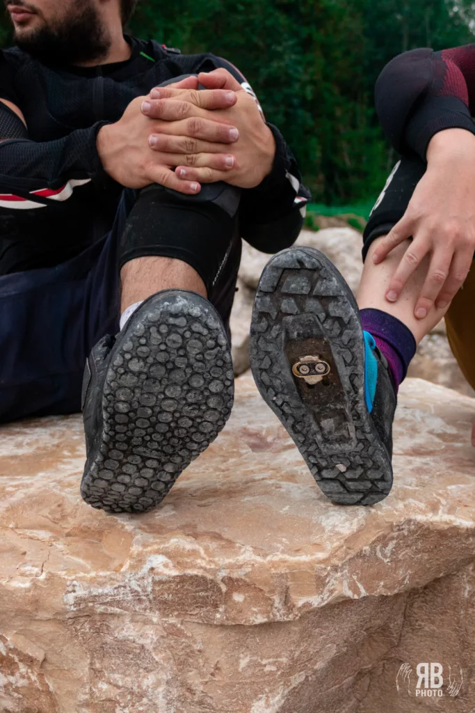scarpa per pedali flat e scarpa per pedali clipless in primo piano