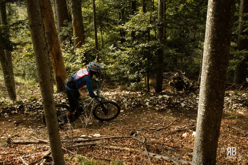 mountain biker su sentiero