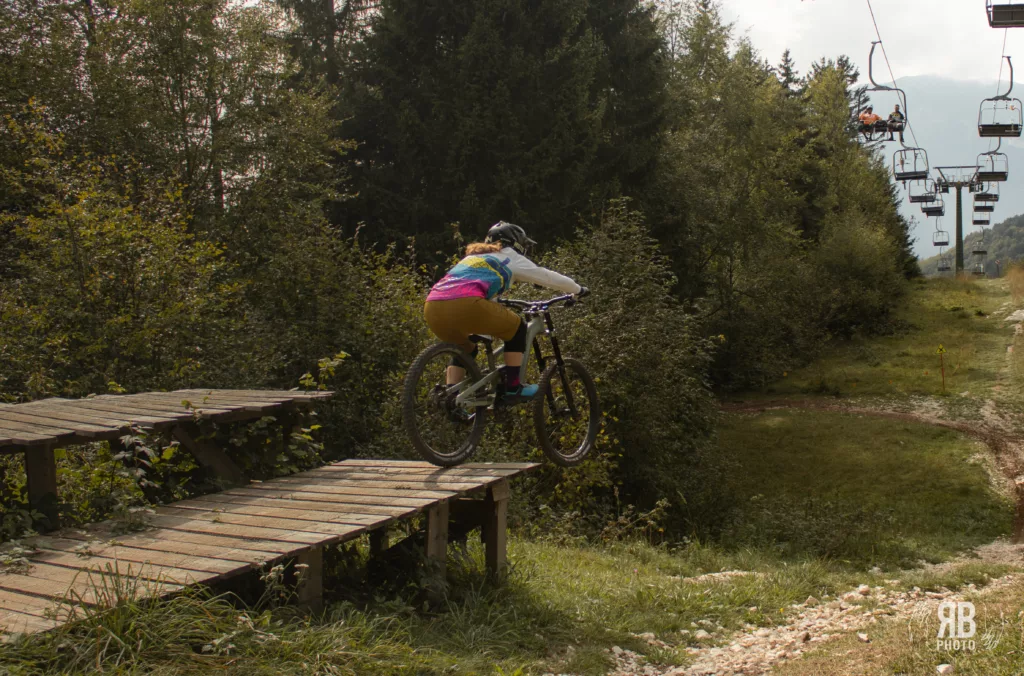 mountain biker che salta in bikepark