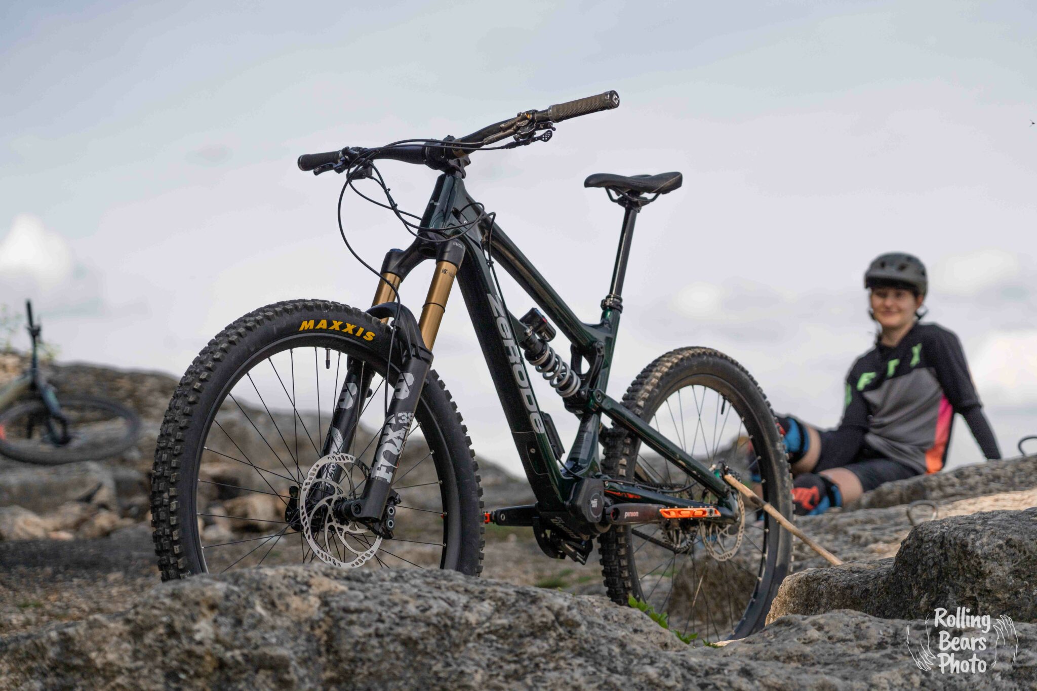 zerode taniwha mullet enduro pinion c1.9 c1.12 smart shift grip shift mtb
